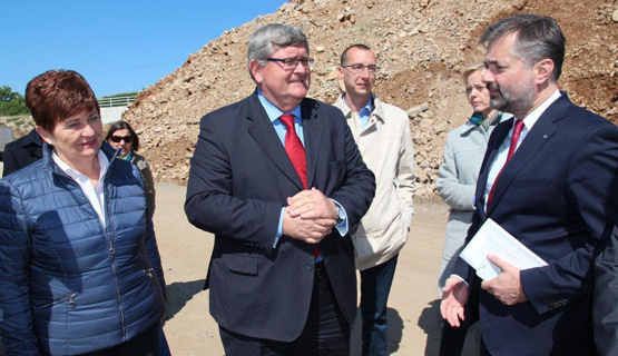 Gradonačelnik Rijeke Vojko Obersnel i predsjednik uprave SPAR Hrvatska Helmut Fenzl sa suradnicima obišli su čvor Rujevica i gradilište budućeg objekta INTERSPAR-a na Rujevici. 