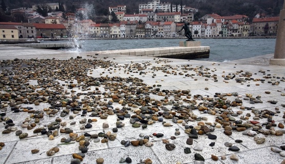 Foto đir po gradu: Jaki valovi izbacivali kamenje na bakarsku rivu // Foto: Tea Cimas / Cropix 