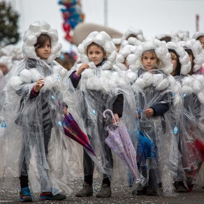 Dječja karnevalska povorka, u kojoj je gotovo 5000 maskiranih mališana u 67 maskiranih skupina, u subotu 27. siječnja 2018. prošla je riječkom Rivom, preko Korza do Delte.