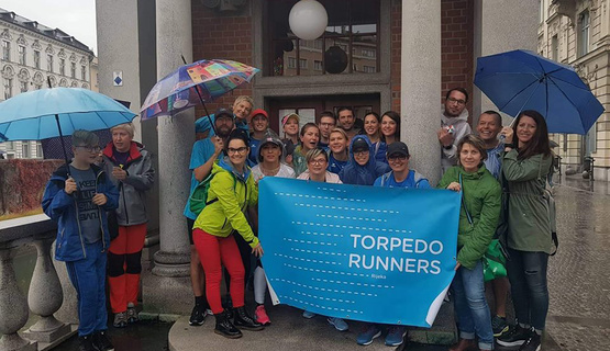 Nakon petomjesečnih intenzivnih priprema, 37 članova trkačke skupine Torpedo runners 28. listopada ove godine sudjelovao je na 23. Volkswagen Ljubljana Maratonu; dvodnevnoj sportskoj manifestaciji koja je kroz tri discipline, odnosno rekreativnoj utrci građana na 10 km, polumaratonu (21.097 km) i maratonu (42.2 km) ove godine okupila 18.321 trkača iz 60 zemalja svijeta. Svoj prvi cestovni maraton u Ljubljani su istrčali Zorica Andrić (3:42:01), Ljiljana Mamić (4:27:37), Petar Đurić (4:29:40) i Ivana Kundakčić (4:38:00), a najbolji rezultat od ukupno pet sudionika Torpedo runnersa postigla je Andrea Tuđa koja je 42 km dugu trasu trčala 3:27:27. / Foto: Torpedo runners, press