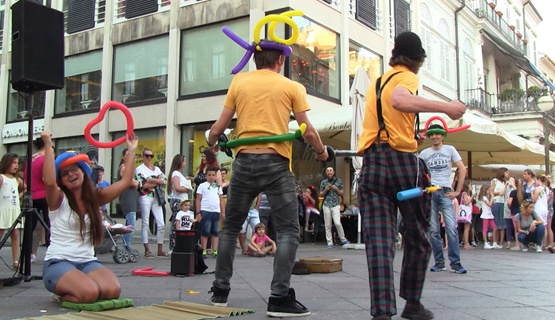 Brojni ulični zabavljači i gledatelji okupili su se 12. lipnja na Korzu, povodom manifestacije „Večer uličnih zabavljača“ koju je Grad Rijeka organizirao u sklopu Dana Sv. Vida. Nastupi žonglera, klaunova, hodača na štulama oživjeli su Korzo, a gledatelji su imali priliku oslikati lice te sudjelovati u radionici izrade žonglerskog rekvizita. 