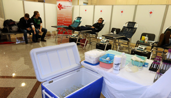 Riječki gradonačelnik Vojko Obersnel darovao je krv u sklopu 22. akcije Kapi života, koju organiziraju studenti Medicinskog fakulteta u Rijeci. Osim dobrovoljnog darivanja krvi, akciji uključuje i mjerenja tlaka i šećera u krvi.