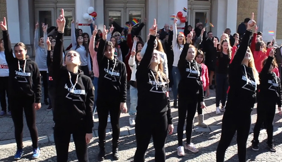 U utorak, 14. veljače, na Kazališnom trgu ispred HNK Ivana pl. Zajca, obilježen je V-Day, tijekom kojeg se diljem svijeta provodila kampanja One Billion Rising. Svrha ove akcije, uz moto: “Drum! Dance! Rise!”, je da se kroz pjesmu i ples ukaže na problem nasilja prema ženama. Riječki događaj pod nazivom “Rijeka ustaje!” organizirali su udruge PaRiter i SOS Rijeka.