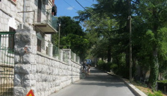 Saniran je zid ukupne dužine 62 m, u Ulici Oktavijana Valića kod kućnog broja 5. Sredstva su osigurana po prioritetima Mjesnog odbora Brašćine-Pulac za 2013. godinu.