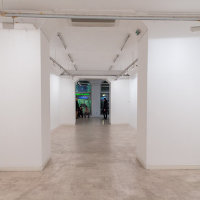 U okviru EU projekta Risk Change, u Malom salonu Riječanima je svoj rad prvi put predstavio umjetnik Tomo Savić-Gecan. Izložbom pod nazivom „Bez naziva 2017.“ potvrdio je svoj dosadašnji interes za temu interakcija promatrača, izlagačkog prostora i sustava u kojem djeluju umjetnik i publika. 