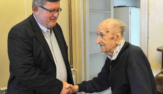 Riječanin Šime Zvonko Lončarić, čovjek koji je desetljećima vodio brigu o gradskoj uri na Korzu, proslavio je danas na Pećinama svoj 102. rođendan. Svom susjedu i prijatelju rođendan je čestitao i riječki gradonačelnik Vojko Obersnel.