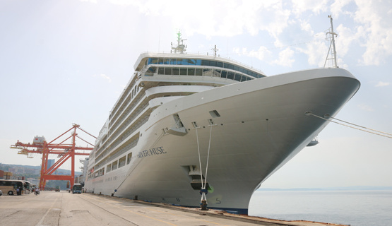 Najnoviji, kruzer kompanije Silversea Cruises, “Silver Muse”, u sklopu svog putovanja od Venecije do Monte Carla, danas je pristao i u Rijeci. Brod je dugačak 213, a širok 27 metara usidrio se na kontejnerskom terminalu Brajdica. Može smjestiti 596 putnika o kojima brine čak 411 članova posade.
