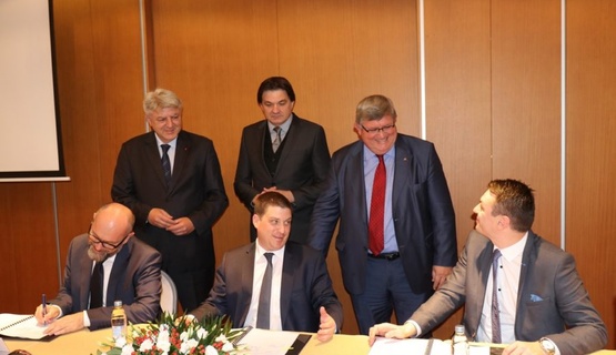 Potpisan je Ugovor o dodjeli bespovratnih 520 milijuna kuna za izgradnju državne ceste DC 403 od čvora Škurinje do luke Rijeka, koji će se financirati iz Europskog fonda za regionalni razvoj, Operativni program: Konkurentnost i Kohezija 2014. – 2020.