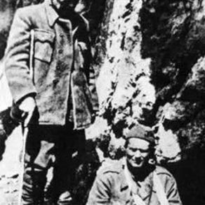 To je fotografija partizanskog big bossa Josipa Broza Tita s povezanom ranjenom rukom, nastalom na prvoj ratnoj crti tijekom bitke na Sutjesci. 