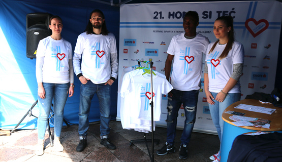 U šatoru "Homo si teć" na Trgu 128. brigade nogometaši NK Rijeke Leonard Zuta i Goodness Ajayi družili su se s građanima kako bi pomogli u humanitarnoj prodaji HST majica.