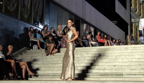 Ispred Grand hotela Bonavia sinoć se održalo dvanaesto izdanje jednog od najvećih modnih događaja u Hrvatskoj — Riječke stepenice. Kroz 12 velikih modnih revija predstavljene su kolekcije za nadolazeću jesen/zimu domaćih modnih kuća i dizajnera.