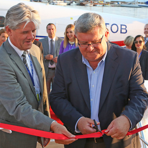 Novo hidroavionsko pristanište otvoreno je u petak navečer u riječkoj putničkoj luci, gdje je prvi je pristao hidroavion tvrtke Europski obalni aviprijevoznik, koji će od kraja lipnja povezivati Rijeku sa Splitom, Novaljom i Rabom.