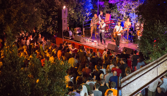 Koncertom zagrebačke grupe Pips, Chips & Videoclips u četvrtak, 3. kolovoza 2017., započela je manifestacija Vežičke ljetne noći, poznatija kao Riječka zvečka. Pokrenuta je prije tri godine kako bi se „probudilo“ uspavane stanovnike našeg grada. 