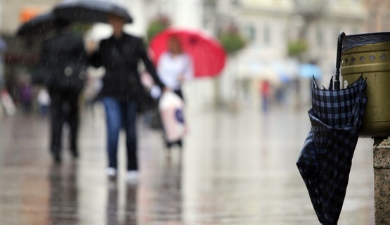 Rujanska kiša rashladila je Riječane, palo je 52 litre po četvornom metru. Do kraja dana očekuje se nestabilno vrijeme, a kiša će se proširiti na cijelu Hrvatsku. Foto: Tea Cimaš / Cropix