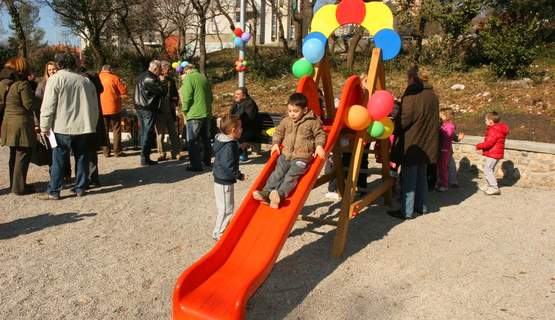 Otvoreno dječje igralište u Čandekovoj