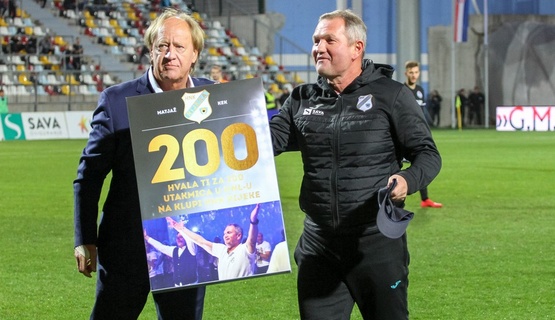 Srećko Juričić uručio Matjažu Keku prigodan dar povodom 200. utakmice u HNL-u