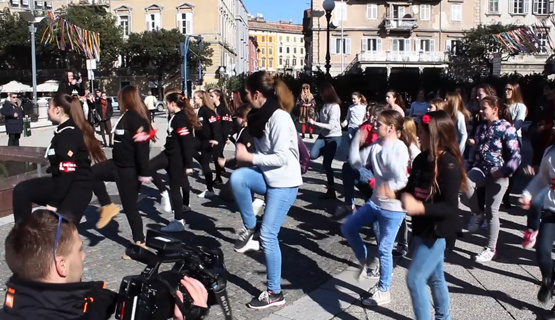 U utorak, 14. veljače, na Kazališnom trgu ispred HNK Ivana pl. Zajca, obilježen je V-Day, tijekom kojeg se diljem svijeta provodila kampanja One Billion Rising. Svrha ove akcije, uz moto: “Drum! Dance! Rise!”, je da se kroz pjesmu i ples ukaže na problem nasilja prema ženama. Riječki događaj pod nazivom “Rijeka ustaje!” organizirali su udruge PaRiter i SOS Rijeka.
