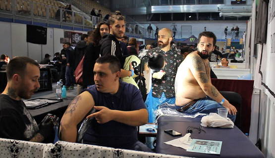 Od 25. do 27. studenog, u Sportskoj dvorani Kostrena, održao se 6. Rijeka Tattoo Expo koji je ugostio ukupno 63 tattoo artista iz 13 europskih zemalja. Konvencija i ove godine ima humanitarni karakter te prikuplja donacije za dvije kostrenske obitelji koje imaju djecu s poteškoćama u razvoju. Ovoj hvalevrijednoj akciji priključili su se i Turistička zajednica Općine Kostrena, Udruga Ri Rock i NL Professional Hairdresser & Barber Shop.