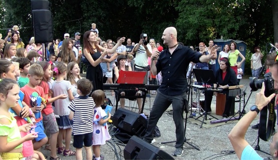 Dječji zbor KAP i Damir Urban održali koncert u parku Vladimira Nazora