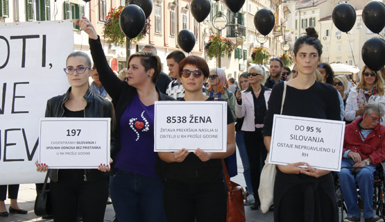 Puštanjem crnih balona u spomen na žene ubijene u obiteljskom okruženju Rijeka se pridružila drugim hrvatskim gradovima u simboličnim obilježavanju Nacionalnog dana borbe protiv nasilja nad ženama.