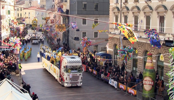 Na Međunarodnoj karnevalskoj povorci 35. Riječkog karnevala, 11. veljače u centru Rijeke, predstavila se 101 grupa s više od 10 tisuća sudionika i 71 alegorijskim vozilom, a trebalo je više od osam sati da svi sudionici prođu cijelom rutom i pokažu se velikom broju Riječana i gostiju.