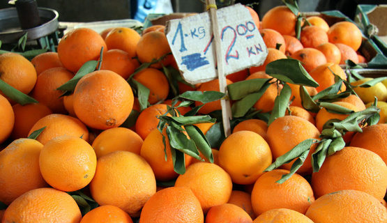 Na riječkoj se tržnici ističe velika ponuda naranči i crvenih naranči koje se kreću od 7 kuna nadalje, a ne fali ni limuna kojeg se može naći po 13 pa sve do 20 kuna po kilogramu. Sezona mandarina polako prolazi, ali još ih se može naći po 8 kuna/kg, dok su klementine dostupne po cijeni od 10-12 kuna. Od citrusa izdvojimo još grejp po 16 kuna. 