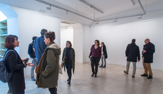 U okviru EU projekta Risk Change, u Malom salonu Riječanima je svoj rad prvi put predstavio umjetnik Tomo Savić-Gecan. Izložbom pod nazivom „Bez naziva 2017.“ potvrdio je svoj dosadašnji interes za temu interakcija promatrača, izlagačkog prostora i sustava u kojem djeluju umjetnik i publika. 