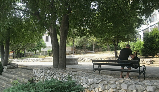 Postavljene su dvije klupe u podvežički fontana park