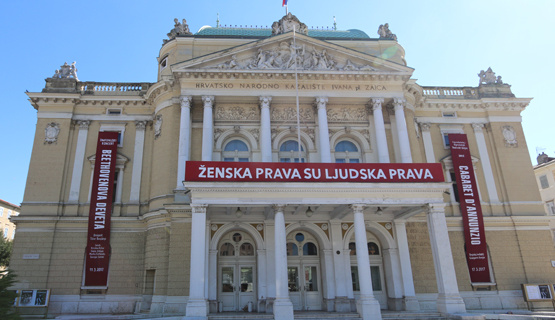 Povodom Međunarodnog dana žena, na zgradi Hrvatskog narodnog kazališta Ivana pl. Zajca postavljen je transparent 