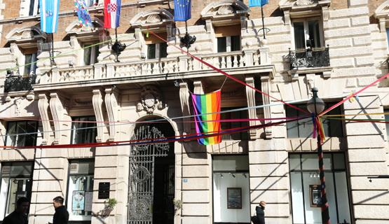 U znak podrške ostvarenju i poštivanju ljudskih prava LGBT osoba, a povodom napada suzavcem na osobe koje su bile na LGTB večeri organiziranoj u Zagrebu, u noći sa subote na nedjelju, na balkonu zgrade Grada Rijeke na Korzu izvješena je zastava duginih boja.