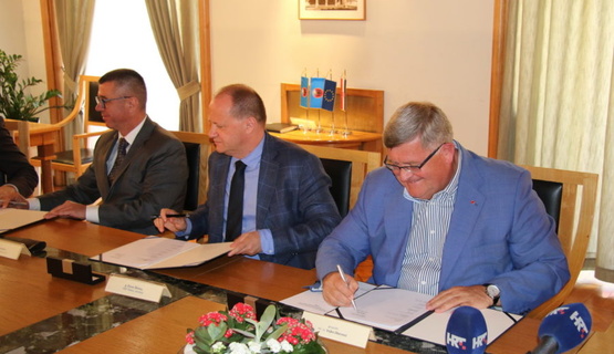 Potpisan je sporazum između Grada Rijeke, gradskih komunalnih društava i KBC-a Rijeka kojim su donirana sredstva za uređenje Klinike za kirurgiju i Klinike za internu medicinu.