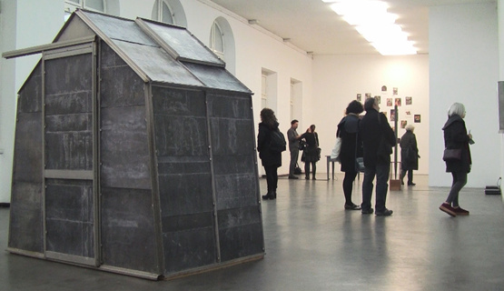 U Muzeju moderne i suvremene umjetnosti, 4. studenog, 2016., otvorena je izložba Puzajući Armagedon umjetnika Tomislava Brajnovića, koja donosi presjek radova nastalih od kraja devedesetih do danas. 