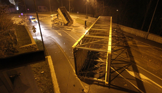 Kamion srušio pješački most na Škurinju