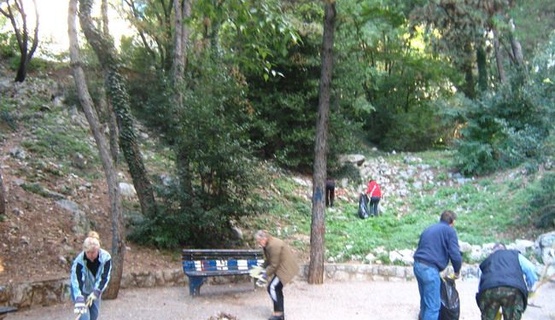 Vijeće MO Podmurvice u suradnji sa Vijećem MO Turnić u subotu, 26. listopada 2013. godine, organizira ekološku akciju čišćenja i uređenja zelene površine u parku koji se nalazi u Čandekovoj ulici (iza benzinske pumpe Ine), kod stuba J. Pančić. 