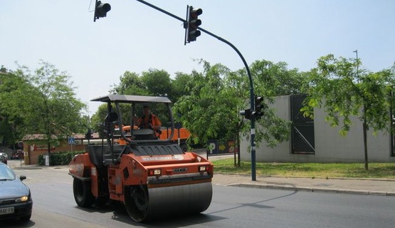 Uklanjanje starog asfalta i postavljanje novoga u Osječkoj ulici u petak 6. lipnja bio je uzrok otežanom odvijanju prometa i neuobičajenim gužvama jučer od ranog jutra pa sve do kasnog popodneva. 