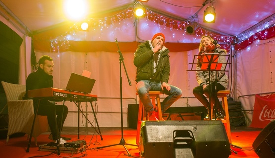 Mlade glazbene nade, Matea Dujmović i Antonio Krištofić uz klavirsku pratnju Matea Žmaka, domaćim i stranim hitovima koje su u srijedu, 13. prosinca 2017. izveli u sklopu Adventa u Rijeci, očarali su prolaznike na Korzu.  