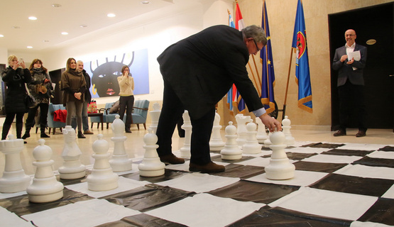 Predstavljanjem kandidatkinja te promotivnom šahovskom partijom otvoren je 18. međunarodni ženski šahovski turnir “Cvijet Mediterana“. Na turniru ove godine sudjeluje deset vrhunskih šahistica iz šest europskih zemalja, a program natjecanja nastavlja u prostorijama Šahovskog doma Rijeka na Brajdi.