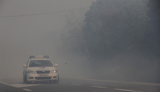 Rano jutros buknuo je veliki požar između Novog Vinodolskog i Selca. Zbog požara zatvorena je Jadranska magistrala, a nešto prije 11 h počela je evakuacija autokampa Selce. Foto: Alen Međić / Cropix)