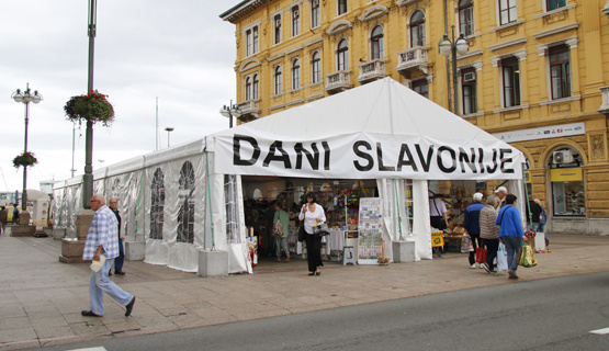Na Trgu 111. brigade HV-a danas su počeli Dani Slavonije u Rijeci. Riječ je o već tradicionalnom izložbeno-prodajnom sajmu slavonskih delicija koju organizira Udruga branitelja proizvođača 