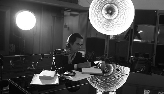 Ekskluzivna riječka premijera filma „Još jednom, ali s osjećajem'' u 3D formatu održat će se u Art-kinu Croatia, utorak, 24. listopada u 20 sati. Riječ je o impresivnom glazbenom, crno-bijelom remek djelu u režiji Andrewa Dominika, prijatelja, kojem se Nick Cave potpuno ogolio nakon gubitka djeteta. 