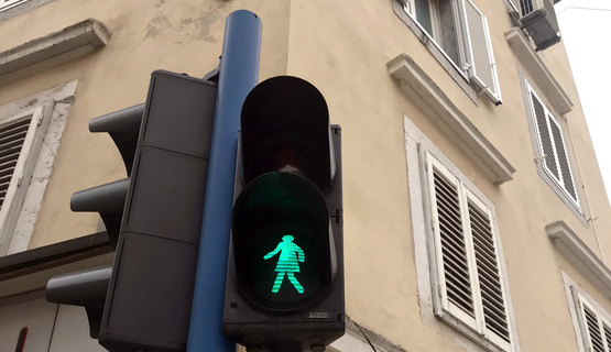 Na semaforu kod Palače Modello zasvijetlila je prva 'ženska' silueta! Naime, Rijeka promet klasičnu je mušku siluetu zamijenio 'ženskom', a do Međunarodnog dana žena, muški simboli pojavit će se na još četiri semafora u Adamićevoj ulici.   