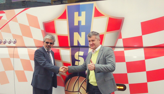 Predsjednik HNS-a Davor Šuker prošetao je novim autobusom Autotransa, koji će biti službeni prijevoznik hrvatske reprezentacije sljedećih godinu dana.
