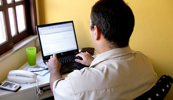 Studija: u radnome danu zaposlenici 86 minuta pretražuju po internetu