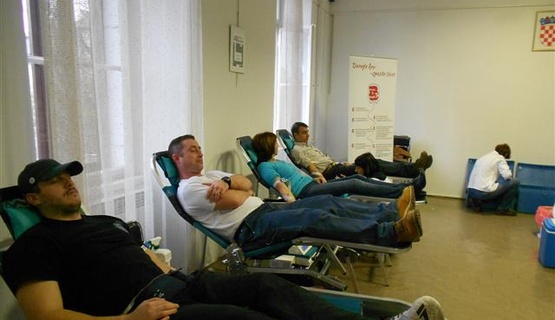Treća ovogodišnja akcija dobrovoljnog darivanja krvi u organizaciji Društva dobrovoljnih darivatelja krvi Drenova, Gradskog društva Crvenog križa i Zavoda za transfuzijsku medicinu KBC-a Rijeka, održana je u prostoru Mjesnog odbora Drenova u utorak, 19. studenoga 2013. godine.