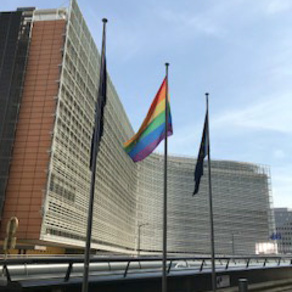 Povodom Međunarodnog dana borbe protiv homofobije i transfobije koji se obilježava danas, 17. svibnja, na balkonu zgrade Grada Rijeke na Korzu (Korzo 16), istaknuta je zastava duginih boja. 