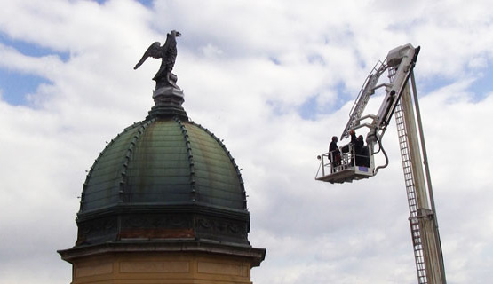 Skulptura dvoglavog orla, jednog od simbola Rijeke, postavljena je u srijedu, 19. travnja, na kupolu Gradskog tornja.