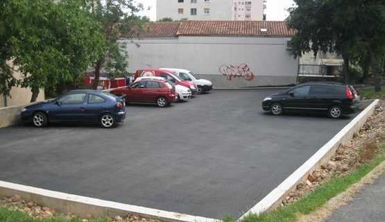 Uređeno parkiralište u Ulici Drage Šćitara