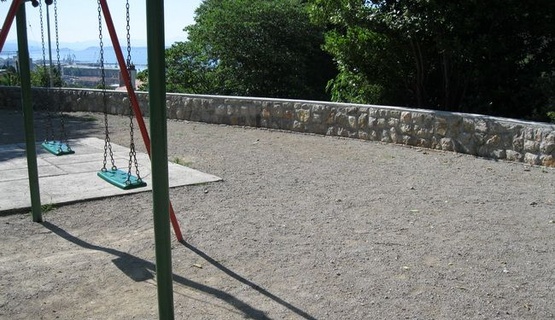 Ogradni zid na dječjem igralištu