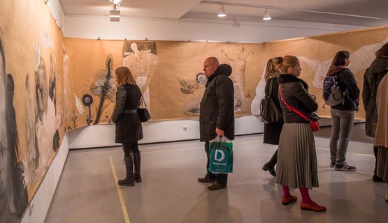 U utorak 28. studenog 2017. godine u galeriji Kortil otvorena je izložba Nives Kavurić-Kurtović pod nazivom „Zarolan životom“. Naziv je to jedinog izloženog djela nastalog krajem 1982. i tijekom 1983. Postav u galeriji jedinstvena je prilika vidjeti djelo u cijelosti (dva svitka dužine preko 56 metara) koje je do sada bilo izlagano u Zagrebu (1983.1998. I 2016.), Rijeci (1984.), San Diegu (1986.), Veneciji (2000.), Zadru(2003.), Splitu (2013.) i Zaboku (2013/14.). 