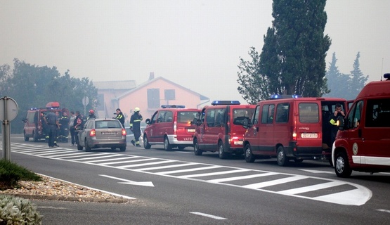 Požar nošen jakom burom stigao je nadomak kuća u Crikvenici / Foto: Alen Medjic / Cropix